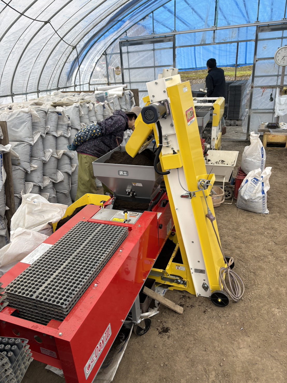 令和8年産米の播種作業中